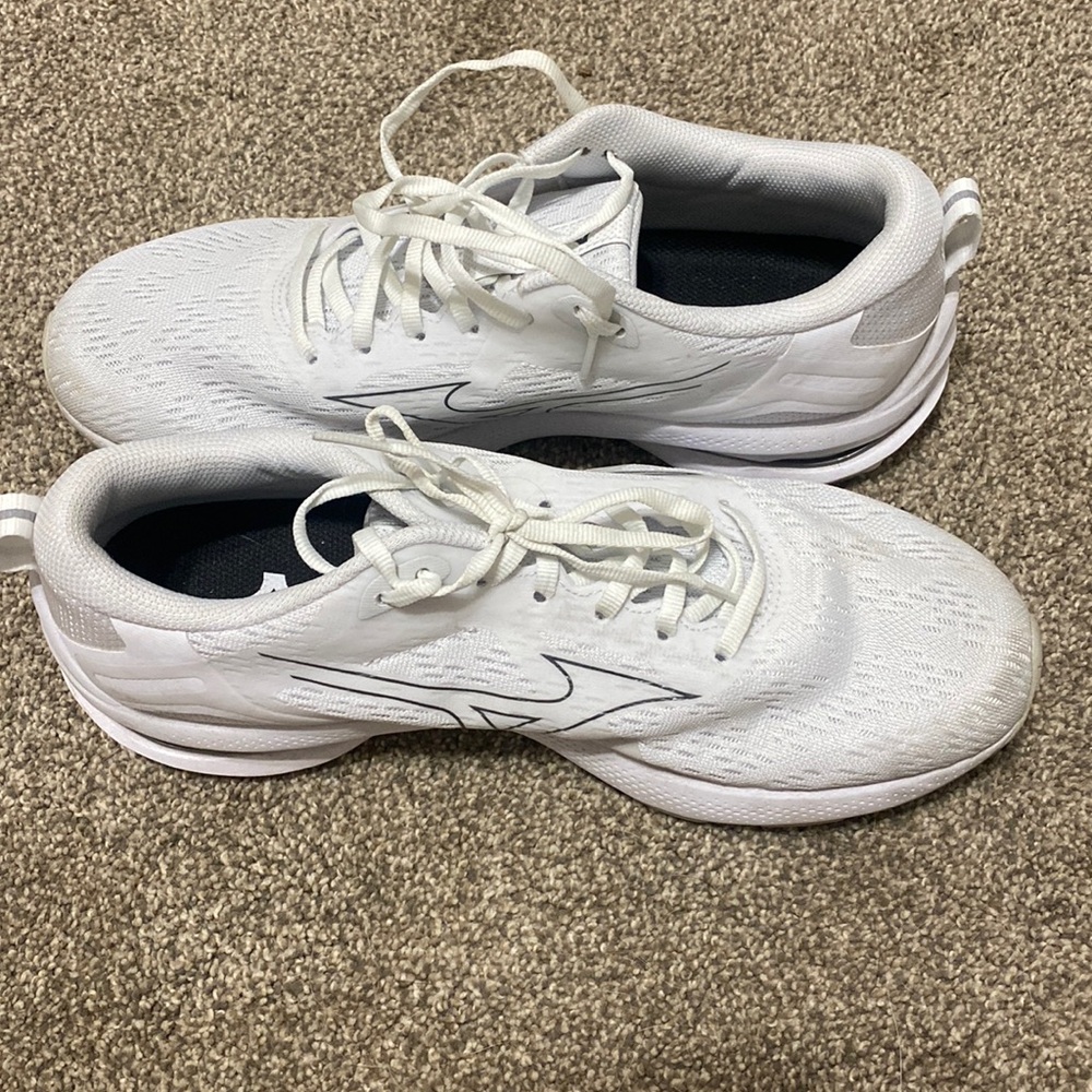 White mizuno running/athletic shoes NWOT